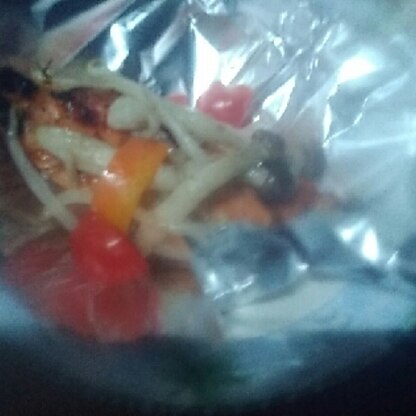 鮭を最近よく食べるから狙ってたレシピ★ミニトマト、人参、しめじで作った簡単で美味しい❤サンプル通りの焼き加減かな～ごちそうさまでした！